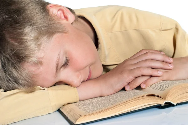 Ο έφηβος αποκοιμήθηκε διαβάζοντας ένα βιβλίο. σχολική εκπαίδευση. — Φωτογραφία Αρχείου
