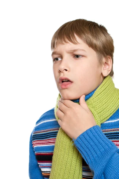 El niño tiene dolor de garganta. Él ató una bufanda caliente . — Foto de Stock