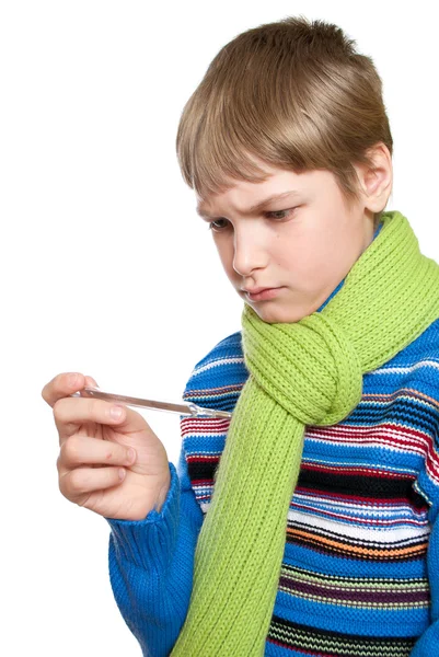 Adolescent temperatur. pojken tog det för dess termometer. — Stockfoto
