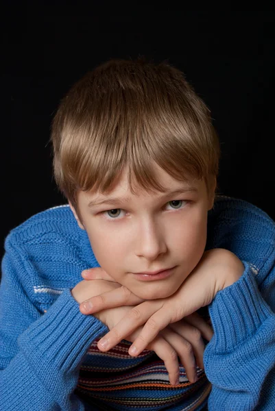 Portrait d'un adolescent sur fond noir. fond. Heureux — Photo