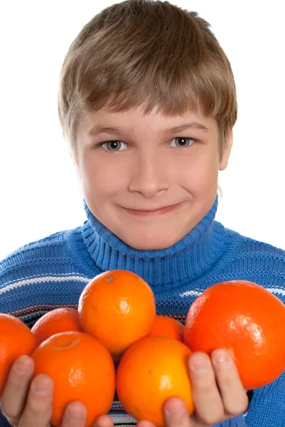 Підліток показує апельсини. У дитини болить горло. Він зв'язав теплим — стокове фото