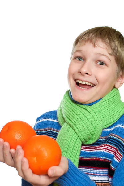 青少年显示桔子 这孩子有喉咙痛 他绑一个温暖的围巾 — 图库照片#