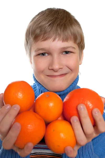 Підліток показує апельсини. У дитини болить горло. Він зв'язав теплим — стокове фото