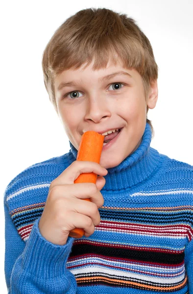 Teen eats carrots. He has strong teeth. — Stock Photo, Image