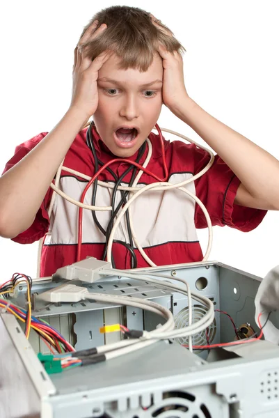 Σπασμένα υπολογιστή. το παιδί δοκιμάζει. απομονώνονται σε λευκό ΒΑ — Φωτογραφία Αρχείου