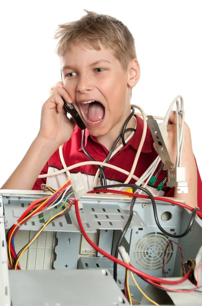 Reparar o seu computador. Um jovem pede apoio técnico . — Fotografia de Stock