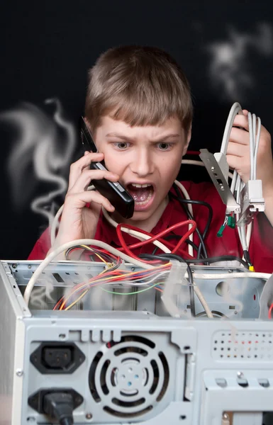 Réparez votre ordinateur. Un jeune homme appelle au soutien technique . — Photo