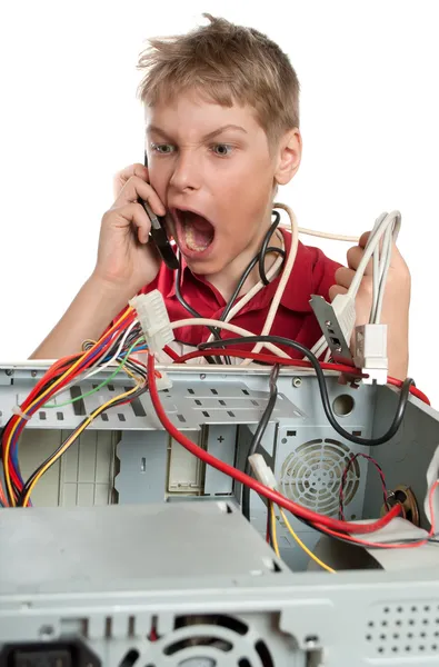 修复您的计算机。一个年轻男子打电话给技术支持. — 图库照片#