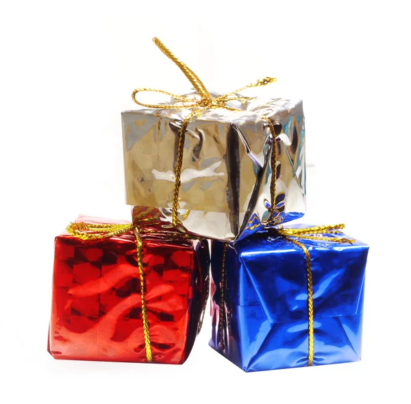 Святкові подарункові коробки, прикрашені стрічкою — стокове фото