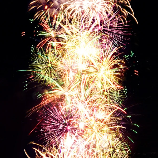 夜の空、お祝いの背景に花火縞 — ストック写真