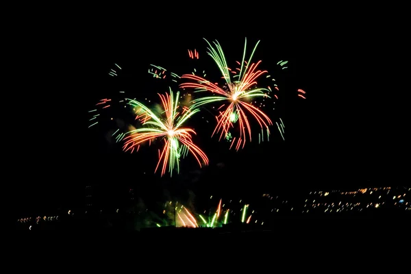 Strisce di fuochi d'artificio nel cielo notturno, sfondo celebrazione — Foto Stock