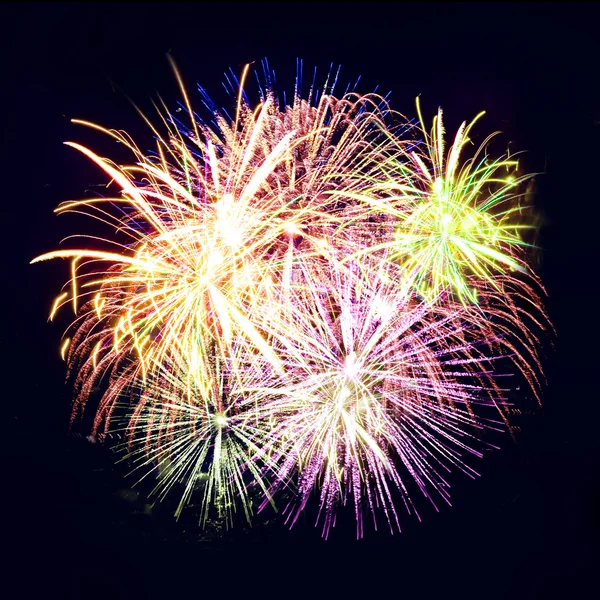 Fogos de artifício estrias no céu noturno, fundo celebração — Fotografia de Stock