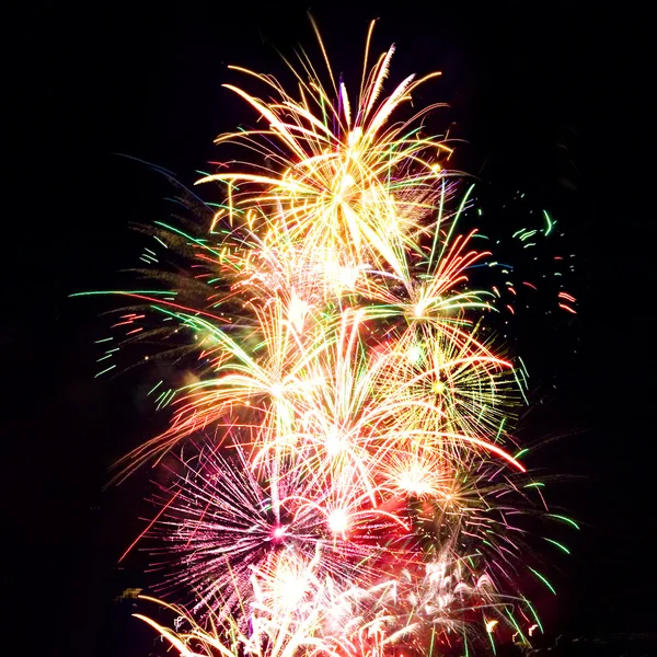 Fogos de artifício estrias no céu noturno, fundo celebração — Fotografia de Stock