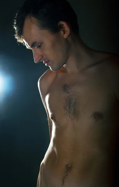 暗闇の中で若い裸の男性 — ストック写真