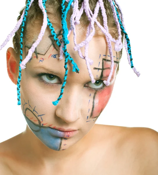 Junges Mädchen mit Zöpfen und geometrischem Make-up — Stockfoto
