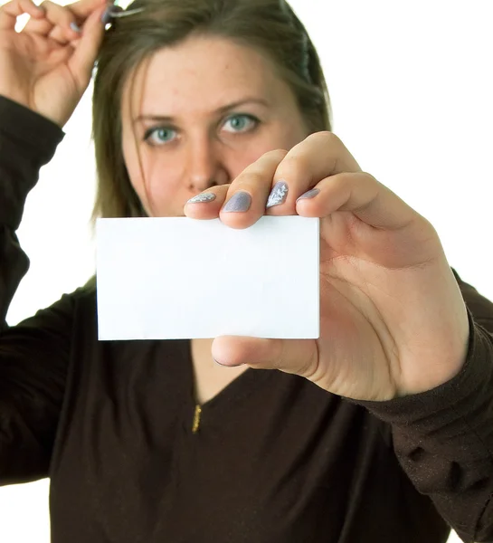 メガネの若い女性は空白のカードを示しています 白の分離 Dof カードに焦点を当てる — ストック写真