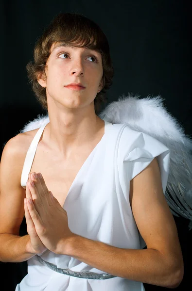 Der Schöne Weiße Engel Auf Schwarzem Hintergrund — Stockfoto