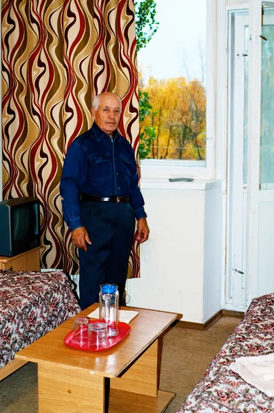 Oudere man in de kamer Rechtenvrije Stockfoto's