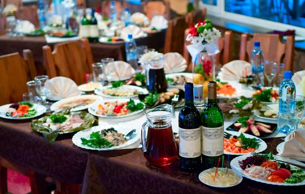 Comida sobre la mesa — Foto de Stock