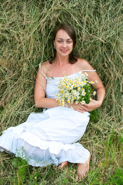 Κορίτσι σε λευκό φόρεμα με χαμομήλια — Φωτογραφία Αρχείου