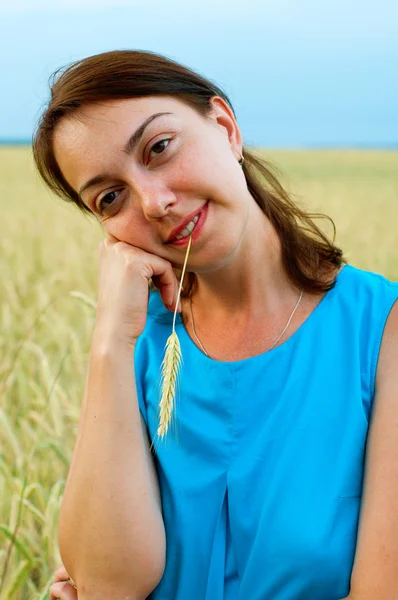 Девушка в синем платье в поле — стоковое фото