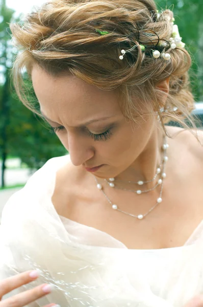 Noiva em um vestido de noiva — Fotografia de Stock