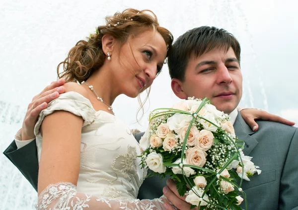Sposa e sposo sulla luce — Foto Stock