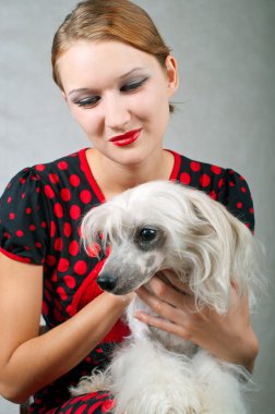 kız ve Çin Tepeli Köpek