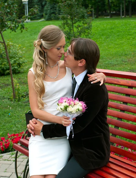 Kissing bride and groom — Stock Photo, Image