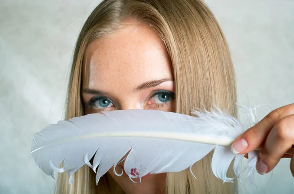 Mulheres com penas brancas — Fotografia de Stock