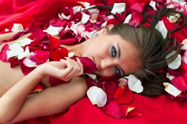 Meisje in roos bloemblad — Stockfoto