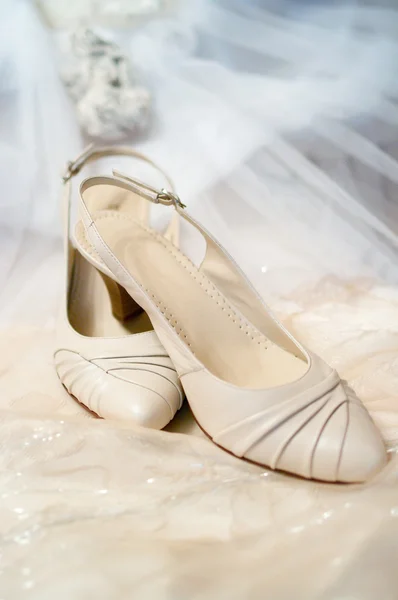Бежевая свадебная обувь — стоковое фото