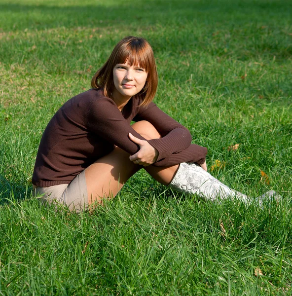 Meisje op groen gras — Stockfoto