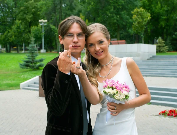 Smilind bruid en bruidegom — Stockfoto