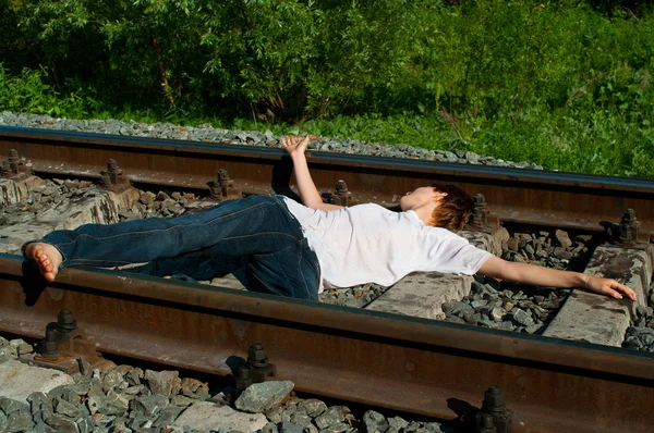 Mädchen liegt auf einer Eisenbahn — Stockfoto