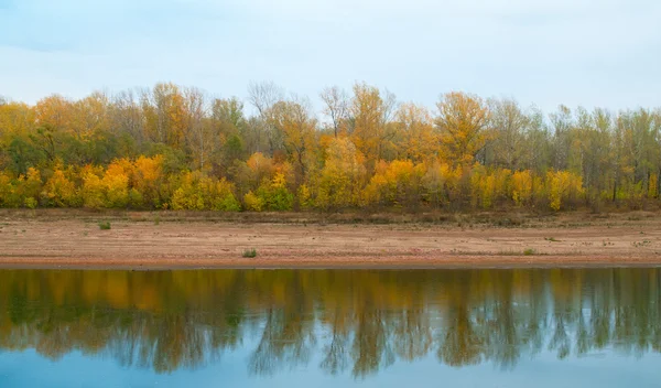 Herbstlandschaft mit Fluss — Stockfoto