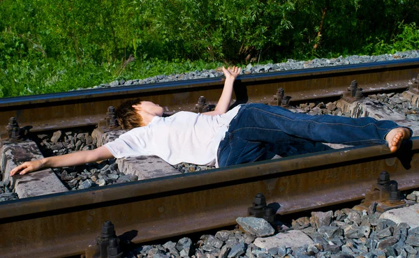 Дівчина лежить на залізниці — стокове фото