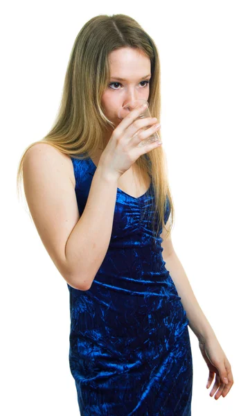 Menina no vestido azul escuro bebe água — Fotografia de Stock