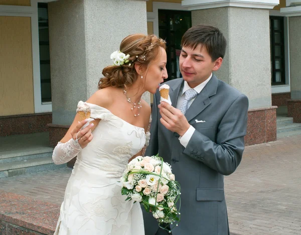 Bride and groom with ice-cream — Stock Photo, Image