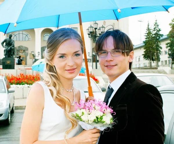 Usmívající se ženich a nevěsta — Stock fotografie