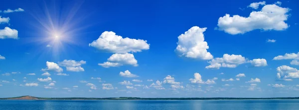 Jezioro i niebieski niebo pochmurne — Zdjęcie stockowe