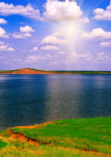 Krajobraz z cichej wody jeziora — Zdjęcie stockowe