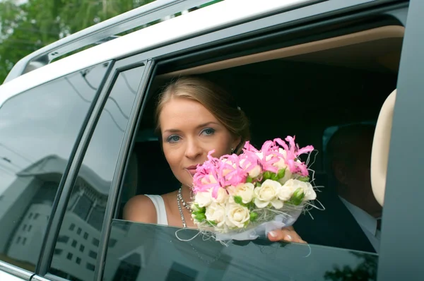 Serenity nevěsta s květinami — Stock fotografie