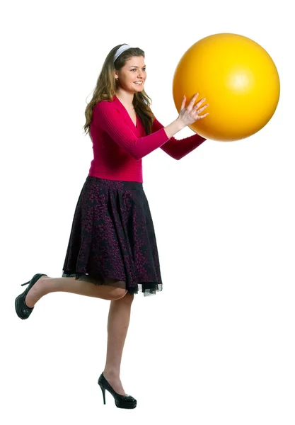 Dívka s velkou žlutou koulí — Stock fotografie