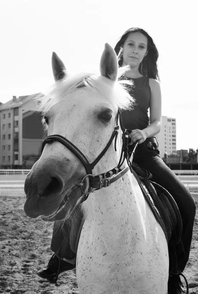 Κορίτσι Καβάλα σε ένα άλογο — Φωτογραφία Αρχείου