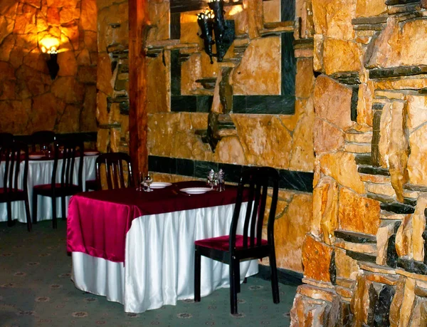 Интерьер ресторана со столами — стоковое фото