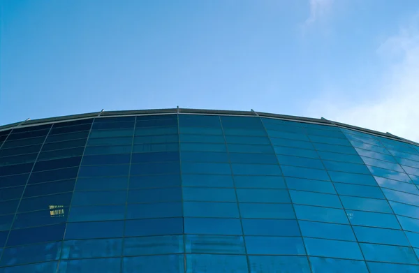 Budynek z niebieskimi oknami — Zdjęcie stockowe