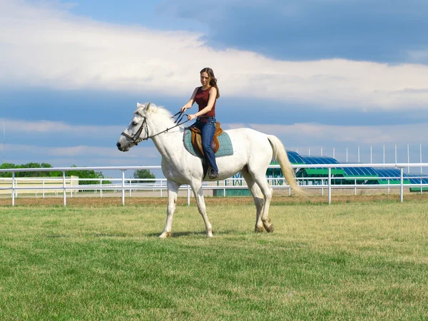Chica a horcajadas un caballo — Foto de Stock