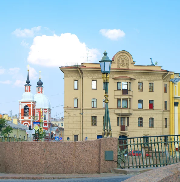 Paisaje urbano con puente e iglesia ortodoxa — Foto de Stock