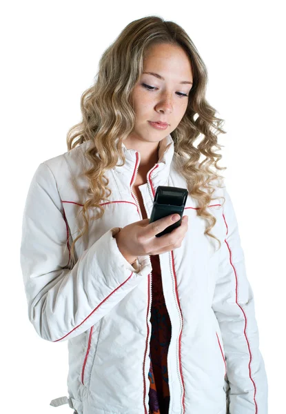 Mädchen in weißer Jacke mit Handy — Stockfoto